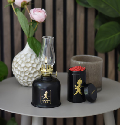 Bild av stämningsfull inredning med fotogenlampa