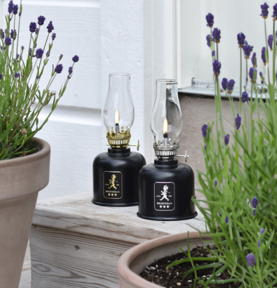 Bild av eleganta fotogenlampor med lavendelblommor