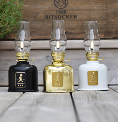 Bild av tre eleganta fotogenlampor på träbakgrund