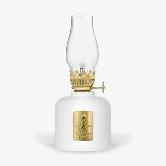 Foto av elegant fotogenlampa med vit och guld design