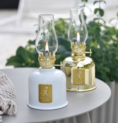 Bild av eleganta fotogenlampor på modernt bord