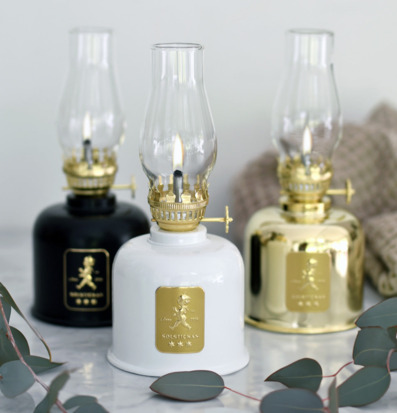 Bild av tre eleganta fotogenlampor i olika färger