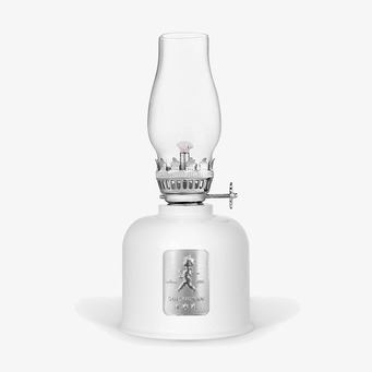 Bild av elegant fotogenlampa i vit och silver design
