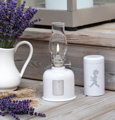 Bild av fotogenlampa med trä och lavendel detaljer