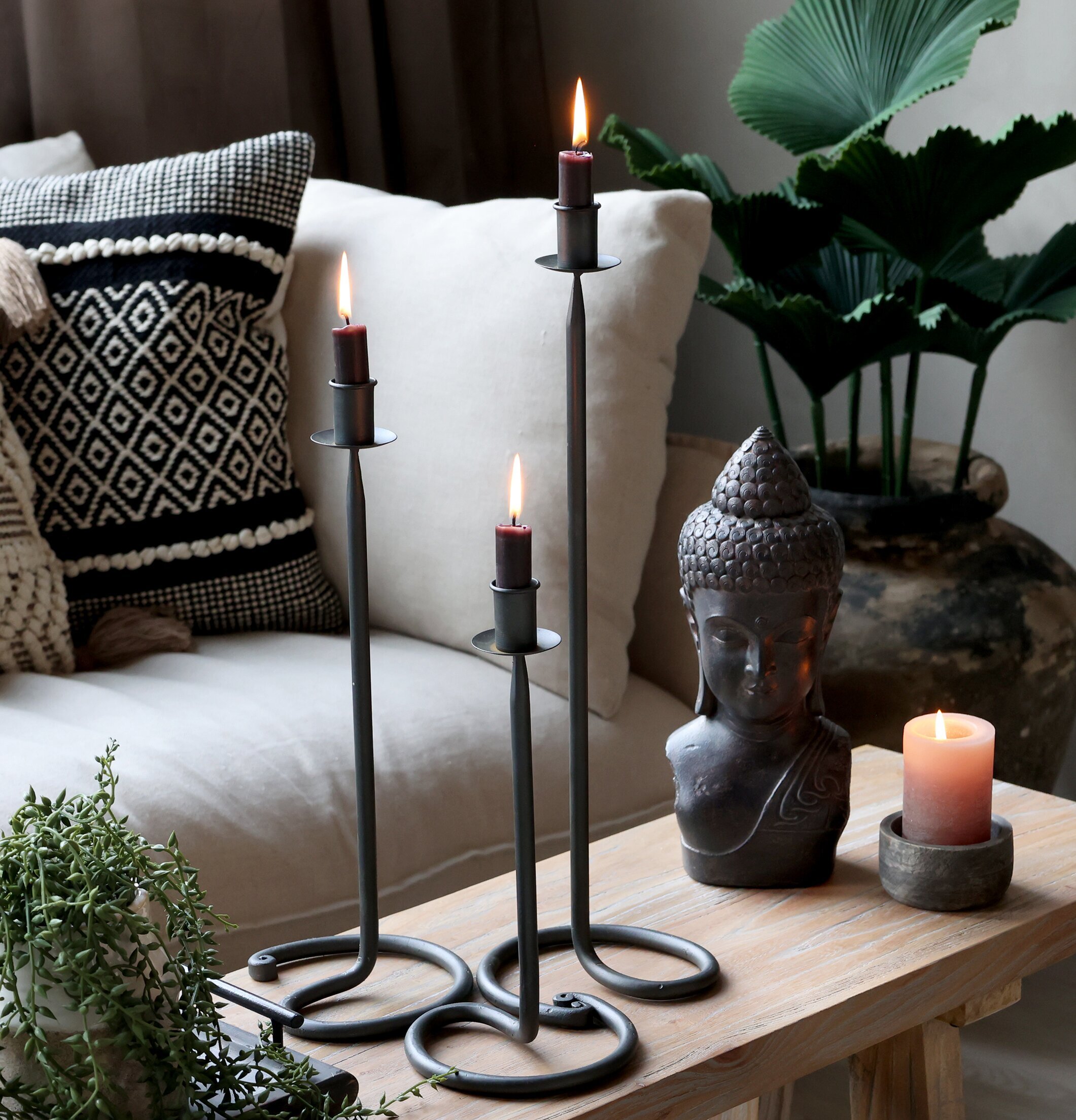 Foto av stilfull inredning med ljusstakar och Buddha