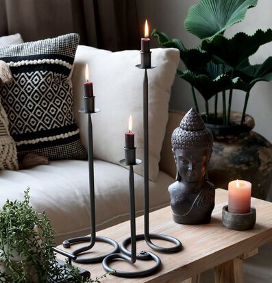 Foto av stilfull inredning med ljusstakar och Buddha