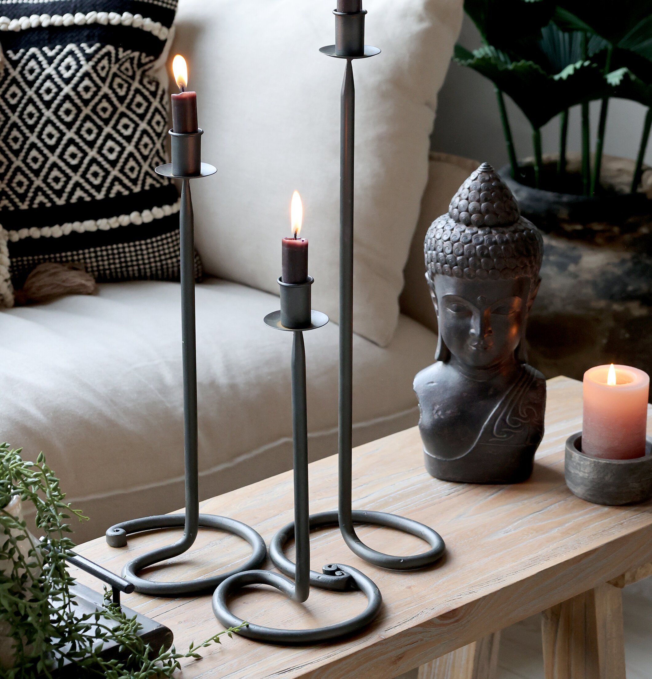 Ljusstake Antiksvart 30cm från Chic Antique på träbord