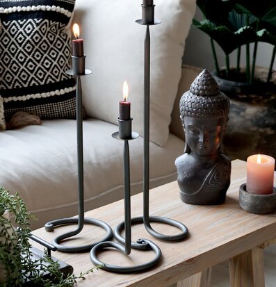 Bild av stilfull inredning med antiksvart ljusstake