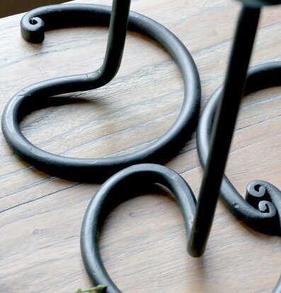 Bild av elegant ljusstake med antik svart finish