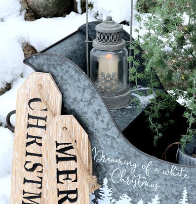 Bild av antik lanterna i vintrig och stämningsfull miljö