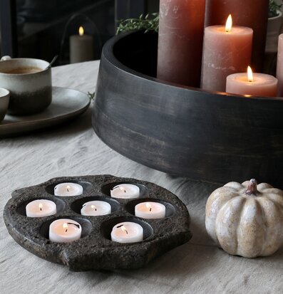 Bild: Stilfullt hem med rustik ljusstake och mysigt ljus