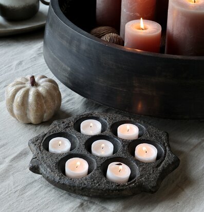 Bild av hemtrevlig atmosfär med ljus och dekorationer