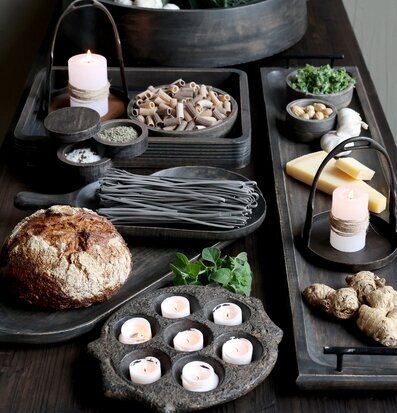 Bild av rustik ljusstake och lantlig bordsdekoration