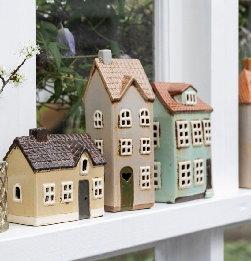 Ljuslykta Hus Grå från Det Gamle Apotek på fönsterbräda