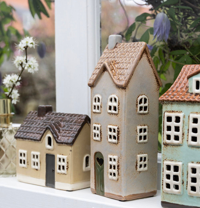 Ljuslykta Hus Grå från Det Gamle Apotek på vit yta