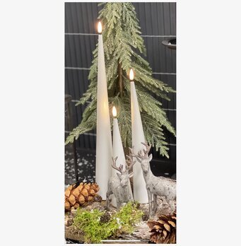 Bild av stämningsfull inredning med ljus och natur