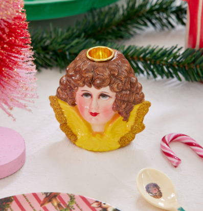 Bild av en festlig scen med änglaformad ljushållare