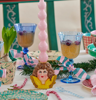 Bild av färgglad och kreativ dukning med änglaljus