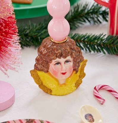 Bild av festlig ljushållare med ängeldesign i fokus