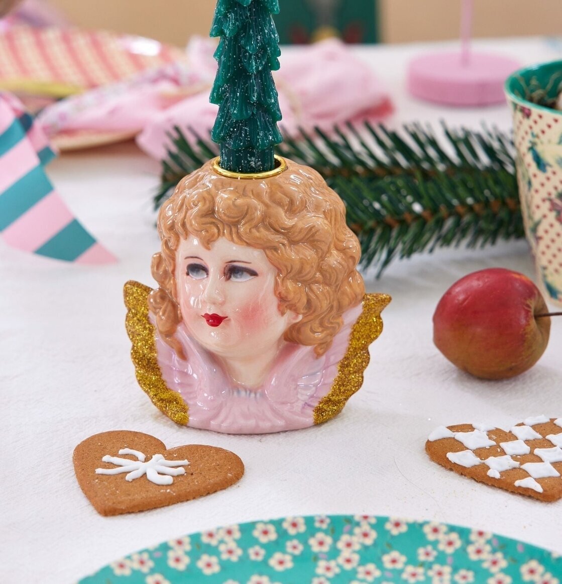 Bild av ljushållare med ängel och juldekorationer