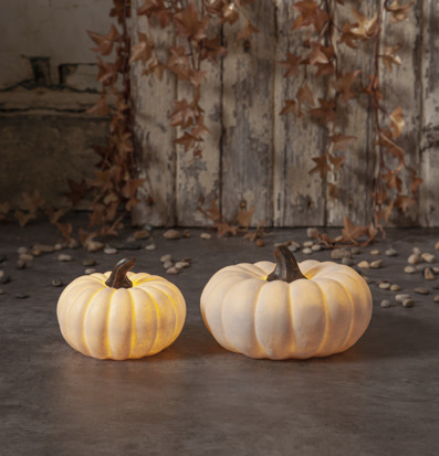 Bild av konstgjorda pumpor med höstig dekor och ljus