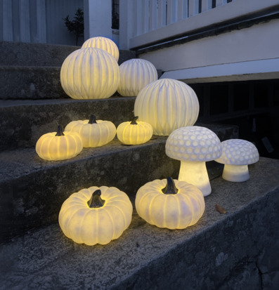 Bild av charmiga ljuslyktor i pumpa- och svampform