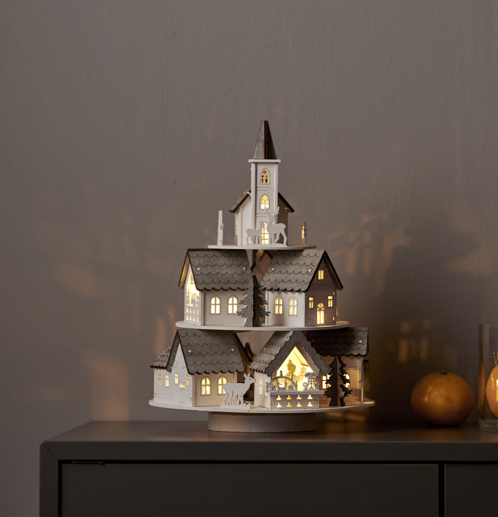 Dekoration Julby Grauberg från Star Trading på mörkt skåp