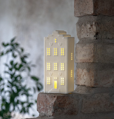 Foto av stilfull LED-ljusstake i hemtrevlig miljö