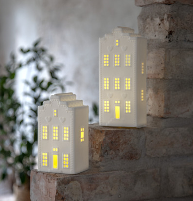 Bild av stämningsfulla LED-ljuslyktor på tegeltrappa