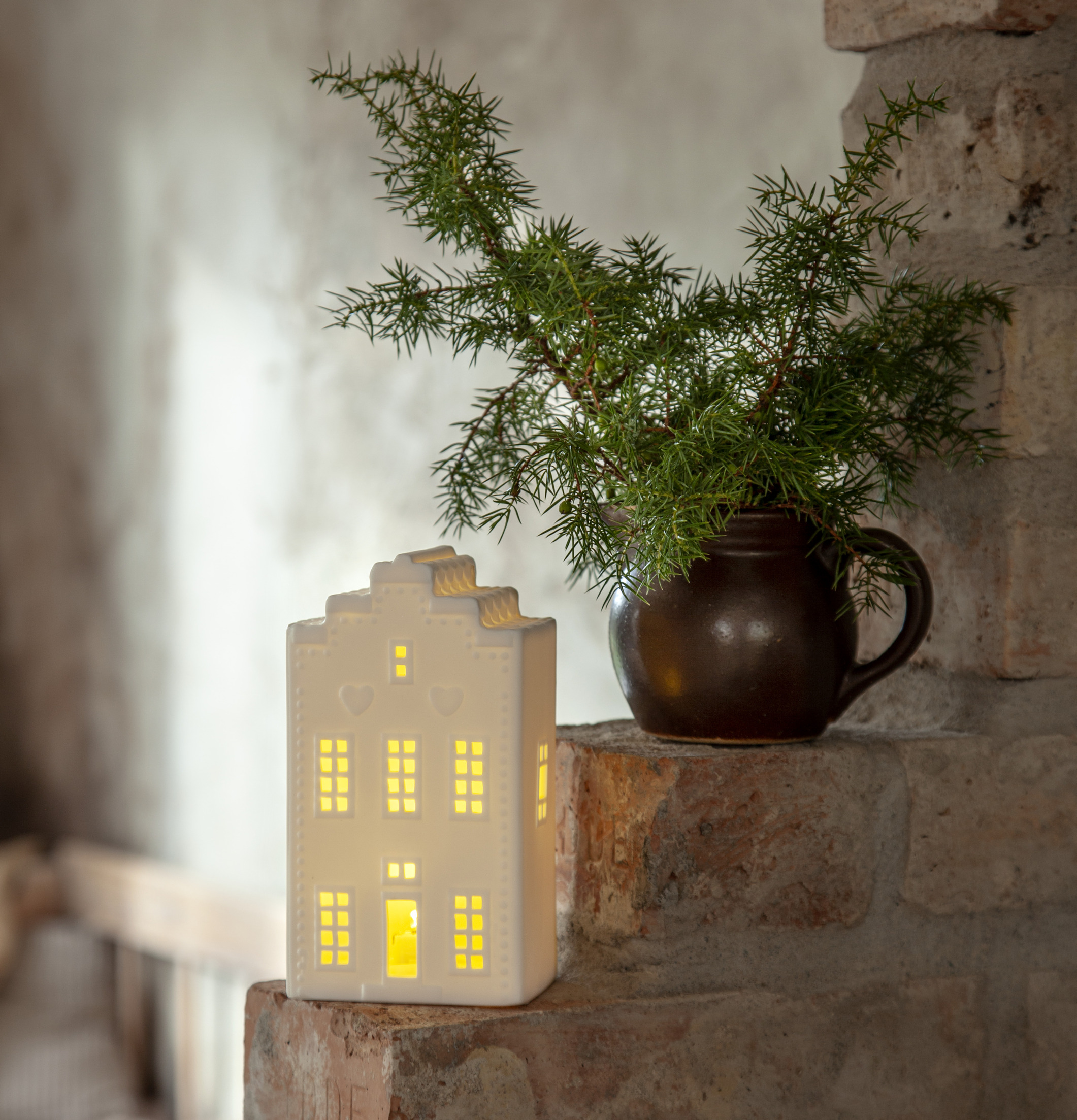 Bordsdekoration LED Kanalhus från Star Trading på tegelhylla