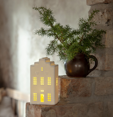 Bild av rustikt rum med LED-upplyst dekorativt hus