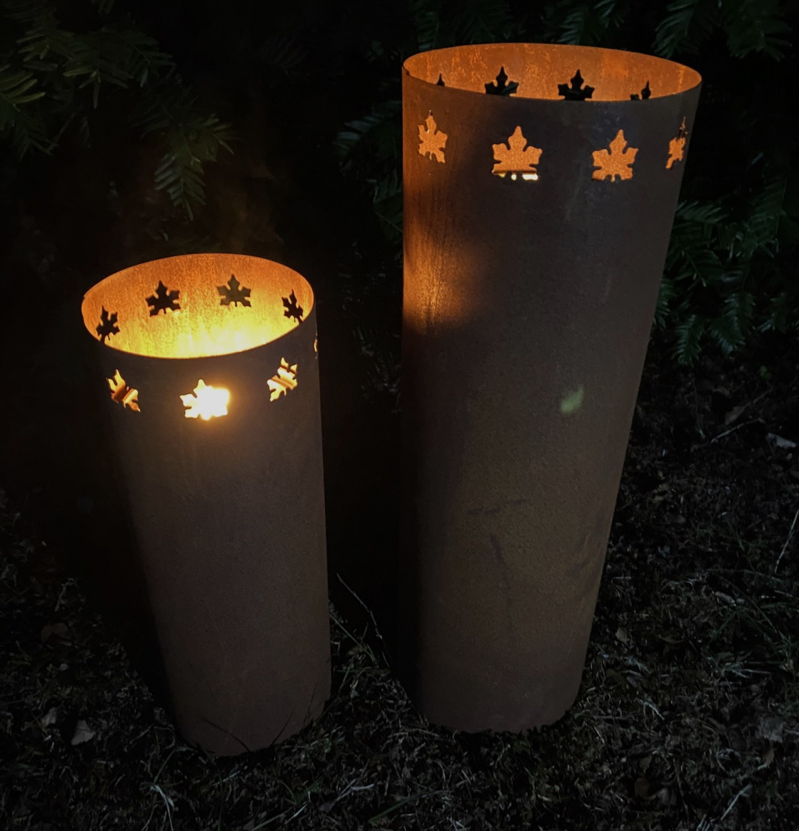 Foto av marschallhållare med lönnlövsdesign utomhus