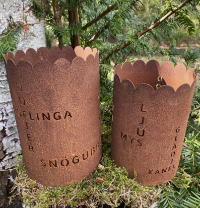 Bild av rustika ljuslyktor i naturlig utomhusmiljö