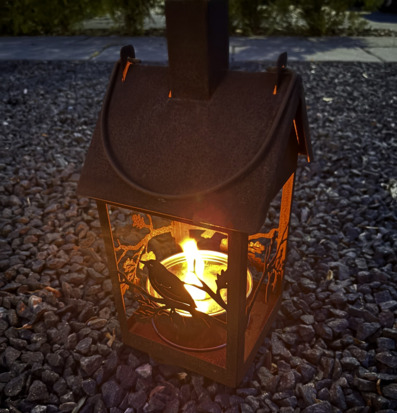 Foto av unik ljuslykta och fågelmatare i rostfärg