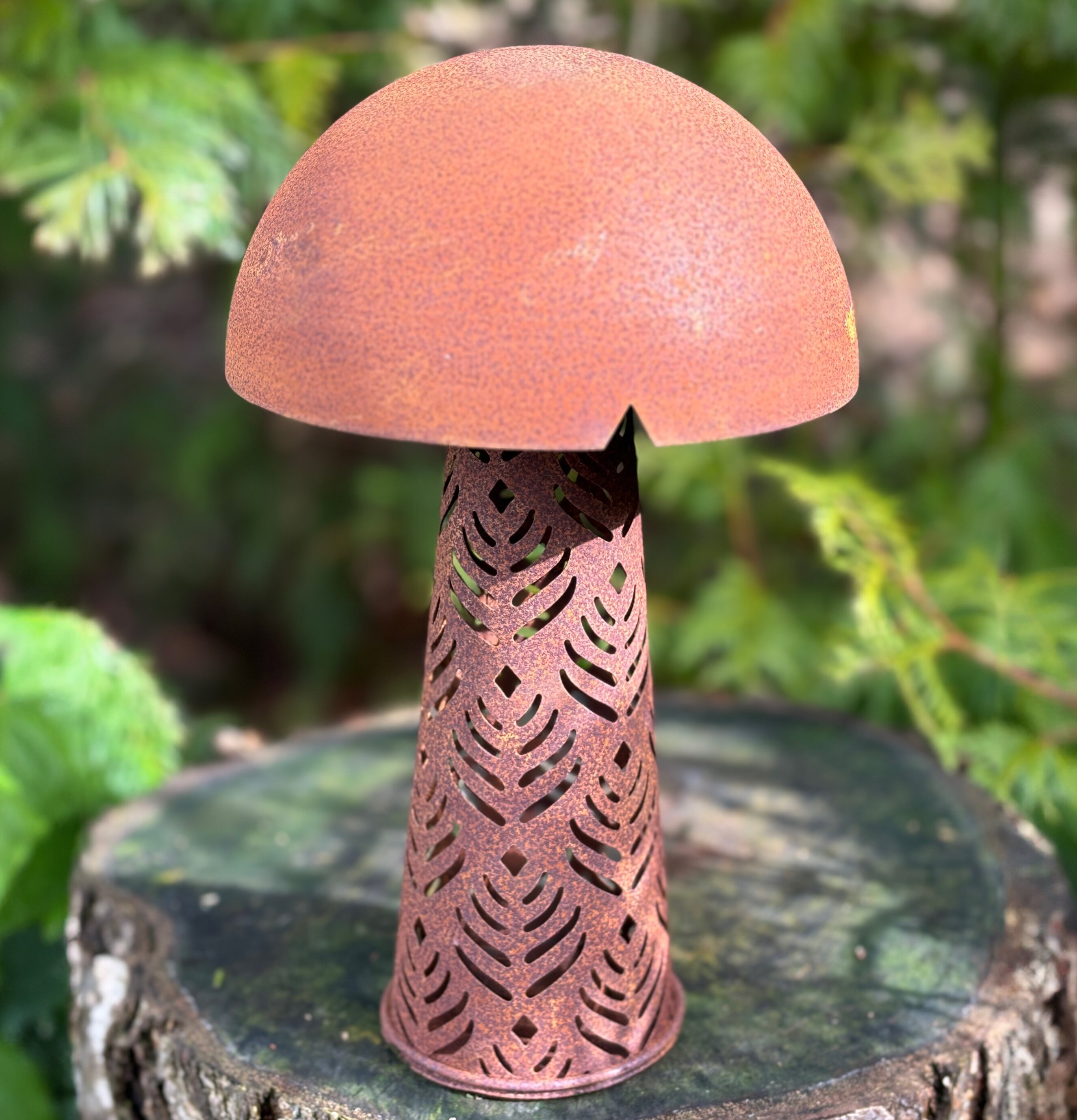 Bild av dekorativ ljuslykta i naturlig miljö