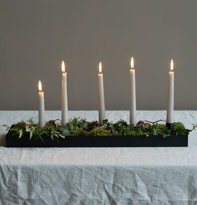 Bild av stilren ljusstake med naturlig dekoration