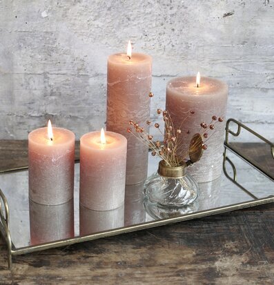 Bild av stilrent spegelfat med elegant ljusarrangemang