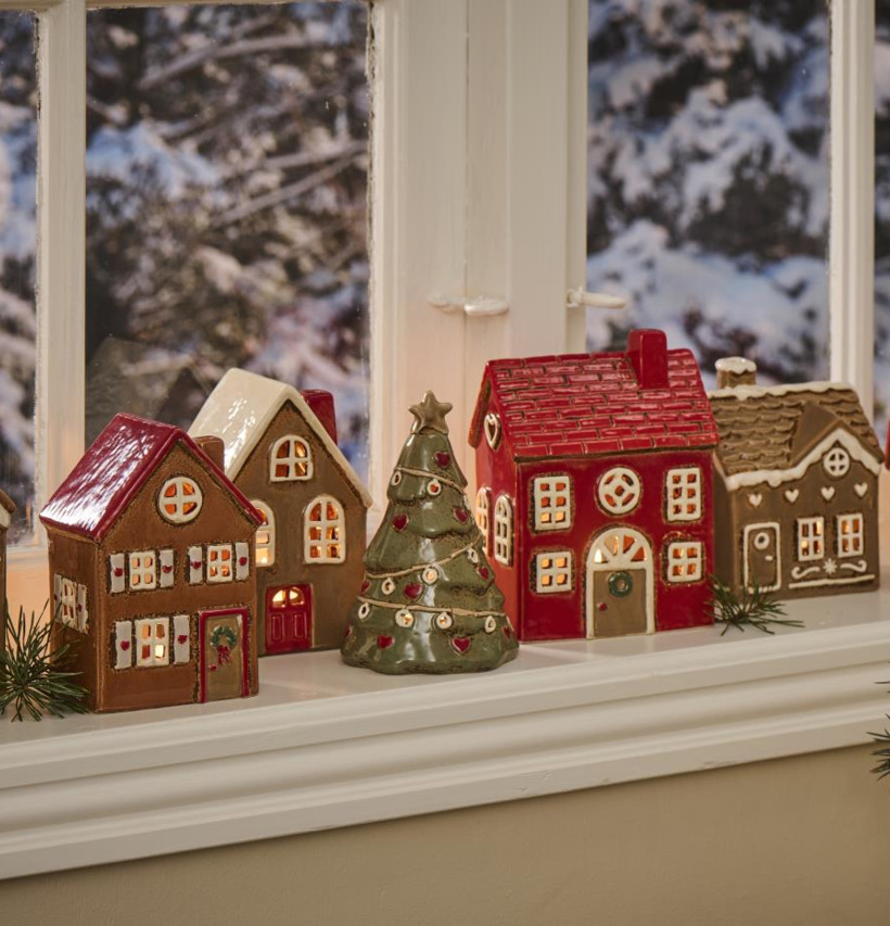 Ljuslykta Hus Brun/Röd från IB Laursen på fönsterbräda