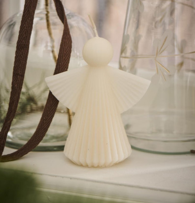 Foto av stilren vit ljuslykta med harmonisk design