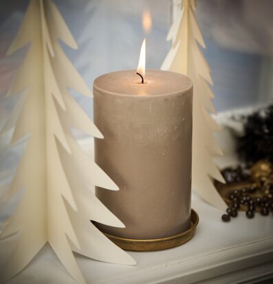 Bild av ett kyrkoljus med stilrena dekorativa granar