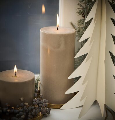 Bild av två rustika ljus med naturnära dekorationer