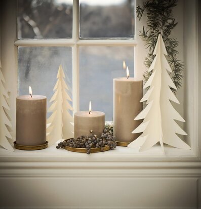 Bild av harmoniskt ljusarrangemang på fönsterbräda