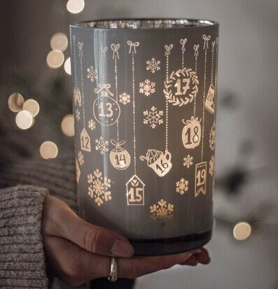 Ljuslykta Christmas Countdown - Majas Cottage i en hand