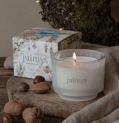 Bild av stämningsfull scen med doftljus och nötter