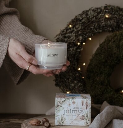 Bild av julmys: doftljus, krans och naturliga detaljer