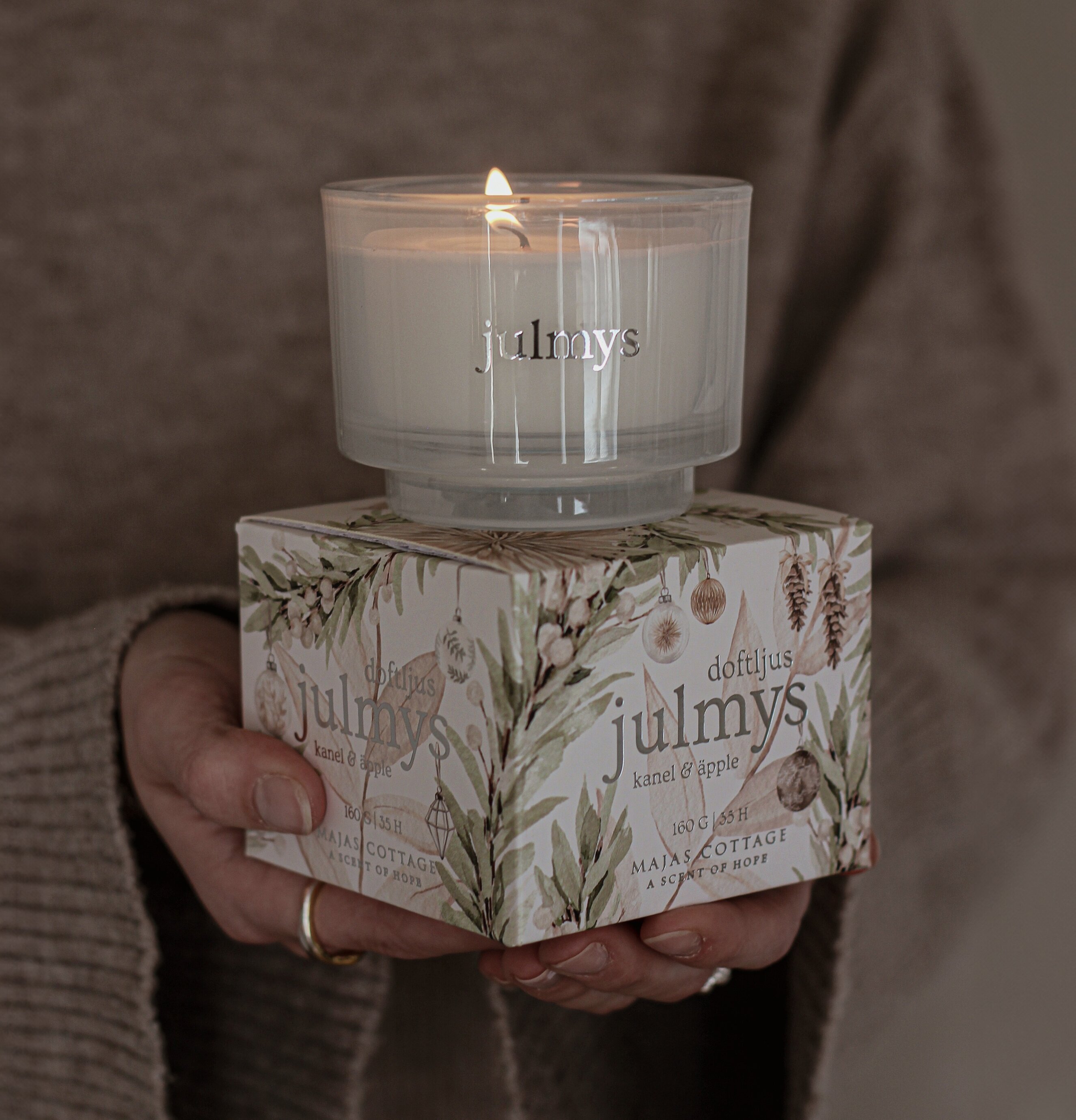 Doftljus Julmys Äpple/Kanel från Majas Cottage i glasbehållare
