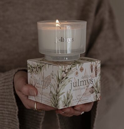 Foto av doftljus i julstämning med äpple och kanel