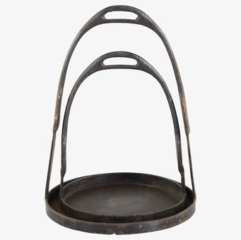 Bild av två antiksvarta ljusstakar med rustik charm