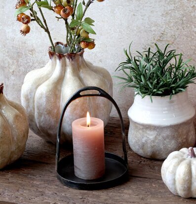 Foto av rustik inomhusmiljö med ljusstake och dekorationer