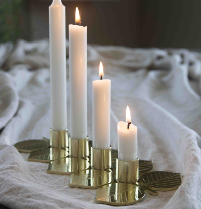 Bild av stilren adventsljusstake med mässingsdetaljer